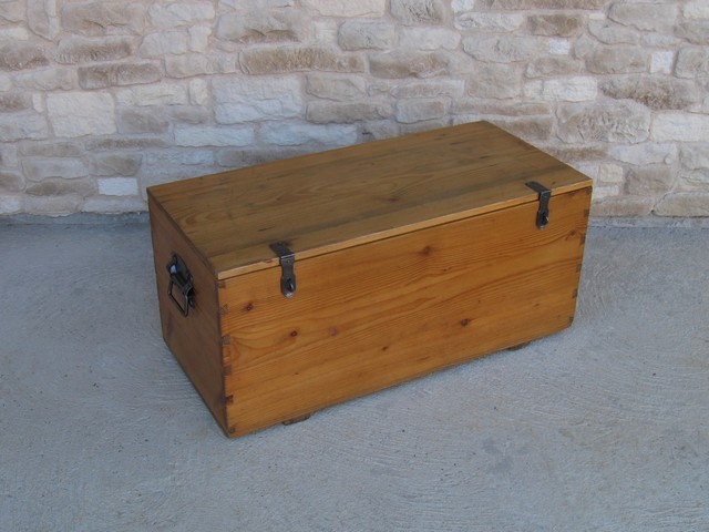 Ancien coffre de rangement en bois - Malle en bois